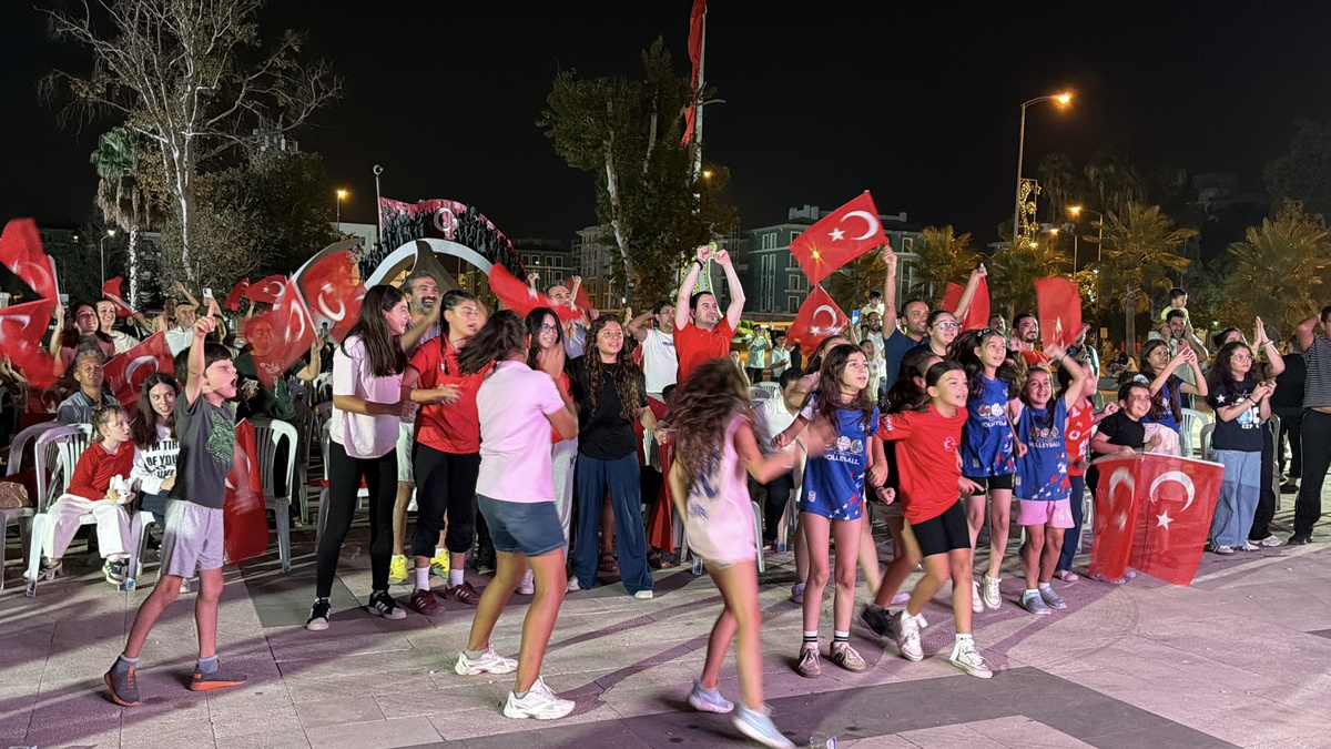 Osmaniye\'de dev ekranda izlenen finalde Filenin Sultanları\'nın Avrupa şampiyonluğu kutlandı