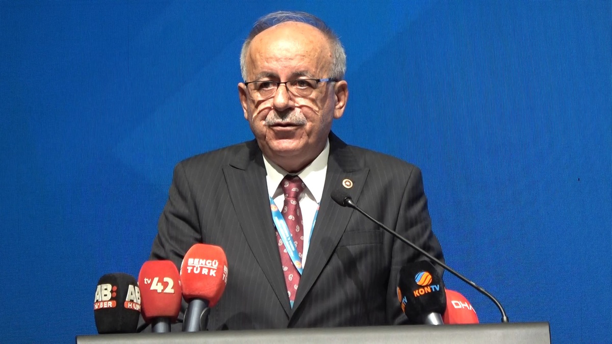Konya\'da düğünleriyle kongre çakışan MHP\'li çift salona gelinlik ve damatlıkla girdi