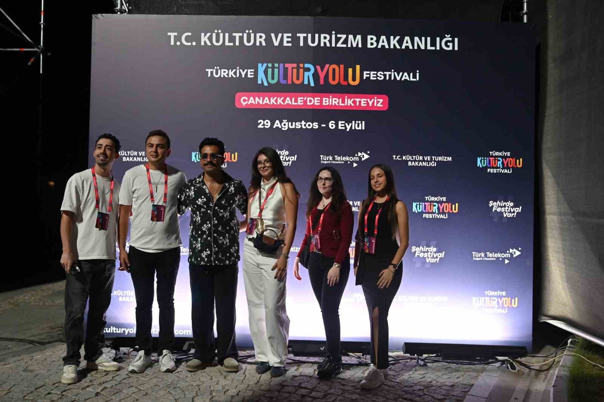 Gökhan Türkmen, Çanakkale Kültür Yolu Festivali\'nde binlerce kişiye unutulmaz bir gece yaşattı