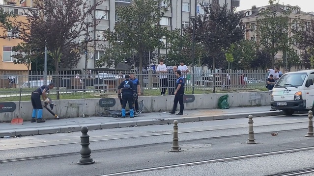 Güngören'de sürücüsünün kontrolünü kaybettiği otomobil durağa daldı, 4 kişi yaralandı