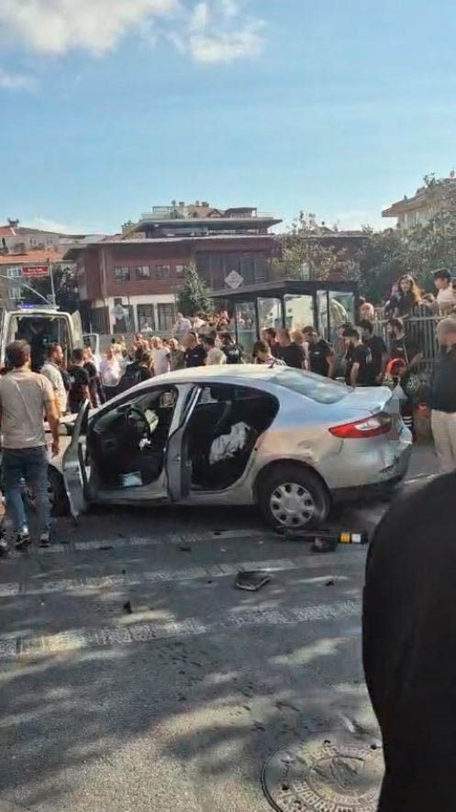Güngören'de otomobil kaldırıma çıktı, 2 yaya yaralandı