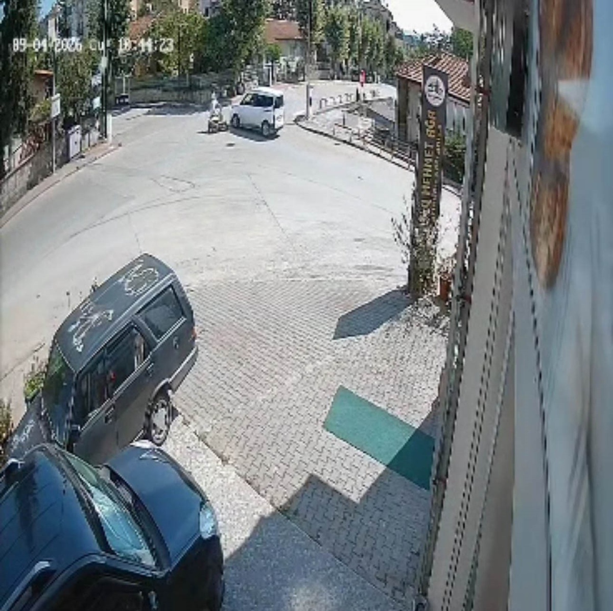 Safranbolu\'da motosiklet ile hafif ticari araç çarpıştı, kaza anı kamerada