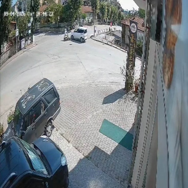 Safranbolu'da motosiklet ile hafif ticari araç çarpıştı, kaza anı kamerada