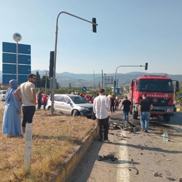 Sakarya Geyve'de kavşakta kafa kafaya çarpışma, 1'i çocuk 6 yaralı hastaneye kaldırıldı