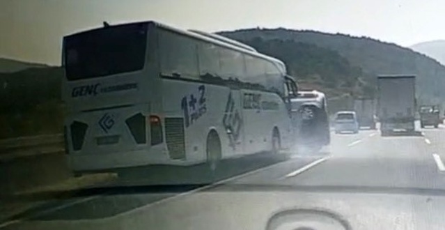 Bolu TEM'de kontrolden çıkan hafif ticari araç kazasında 3 kişi yaralandı