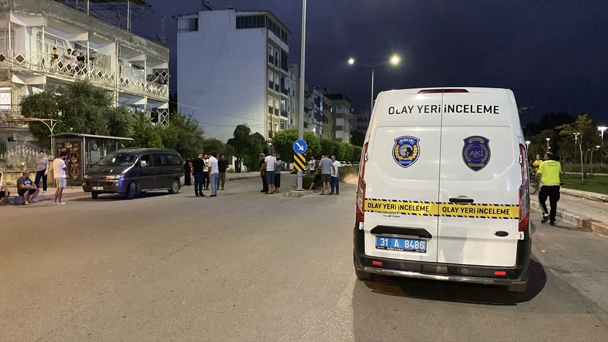 İskenderun\'da panelvanın geri manevrada çarptığı 71 yaşındaki kadın ağır yaralandı