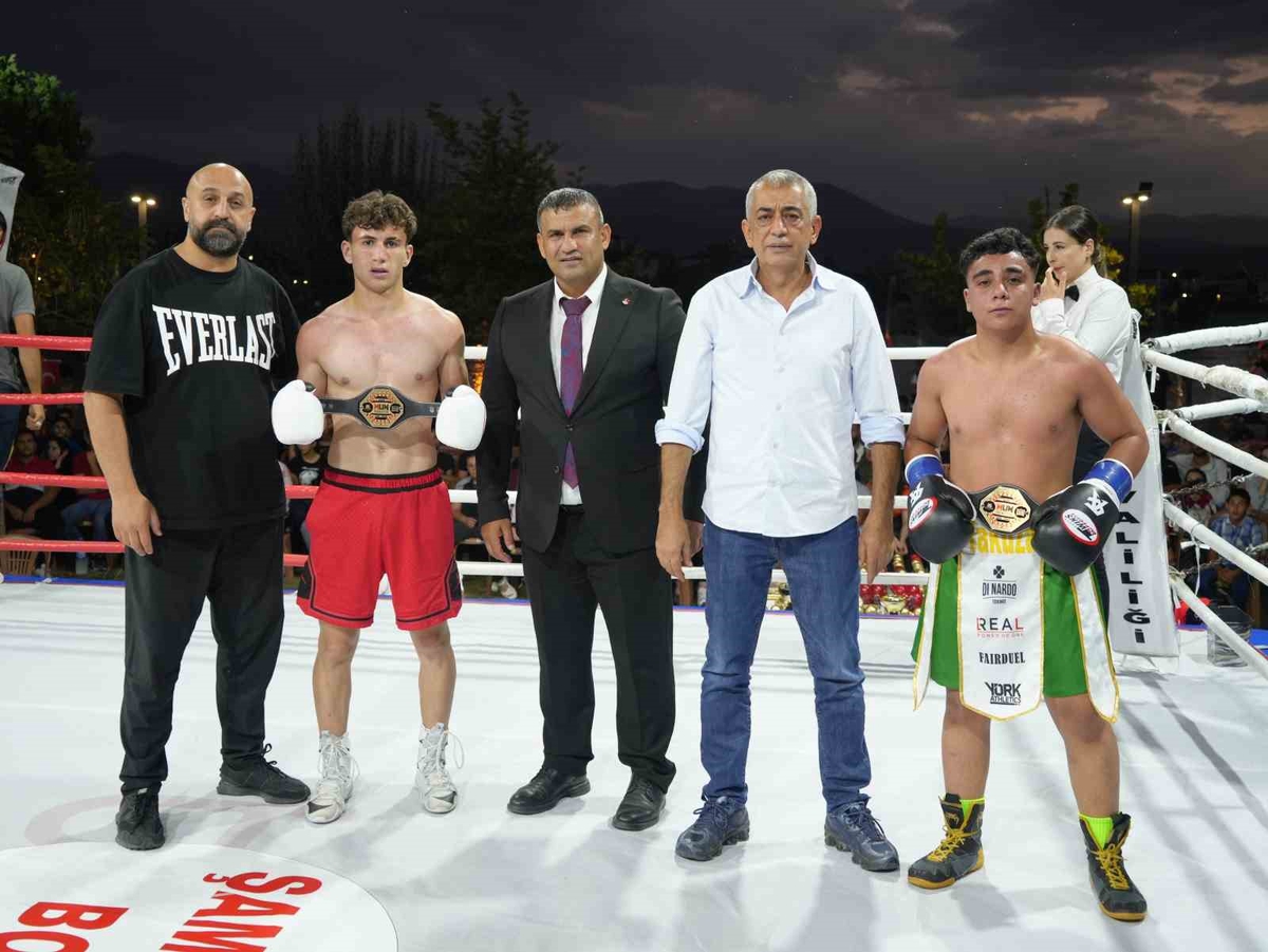 Iğdır'da 4 ülkeden sporcuları buluşturan şampiyon boks gecesinde 13 müsabaka yapıldı