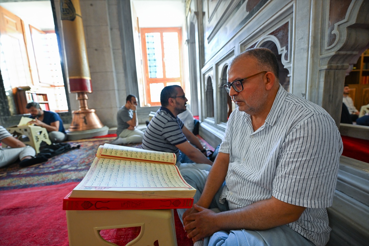 İstanbul Fatih Camii\'nde 300 hafız minder hatmi yarışmasına katıldı
