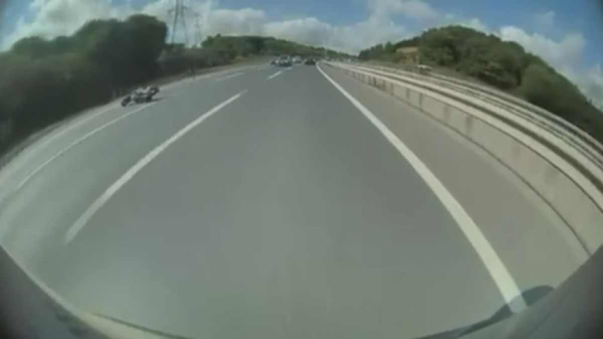 İstanbul Havalimanı yolunda motosiklet devrildi, sürücünün düştüğü anlar kamerada
