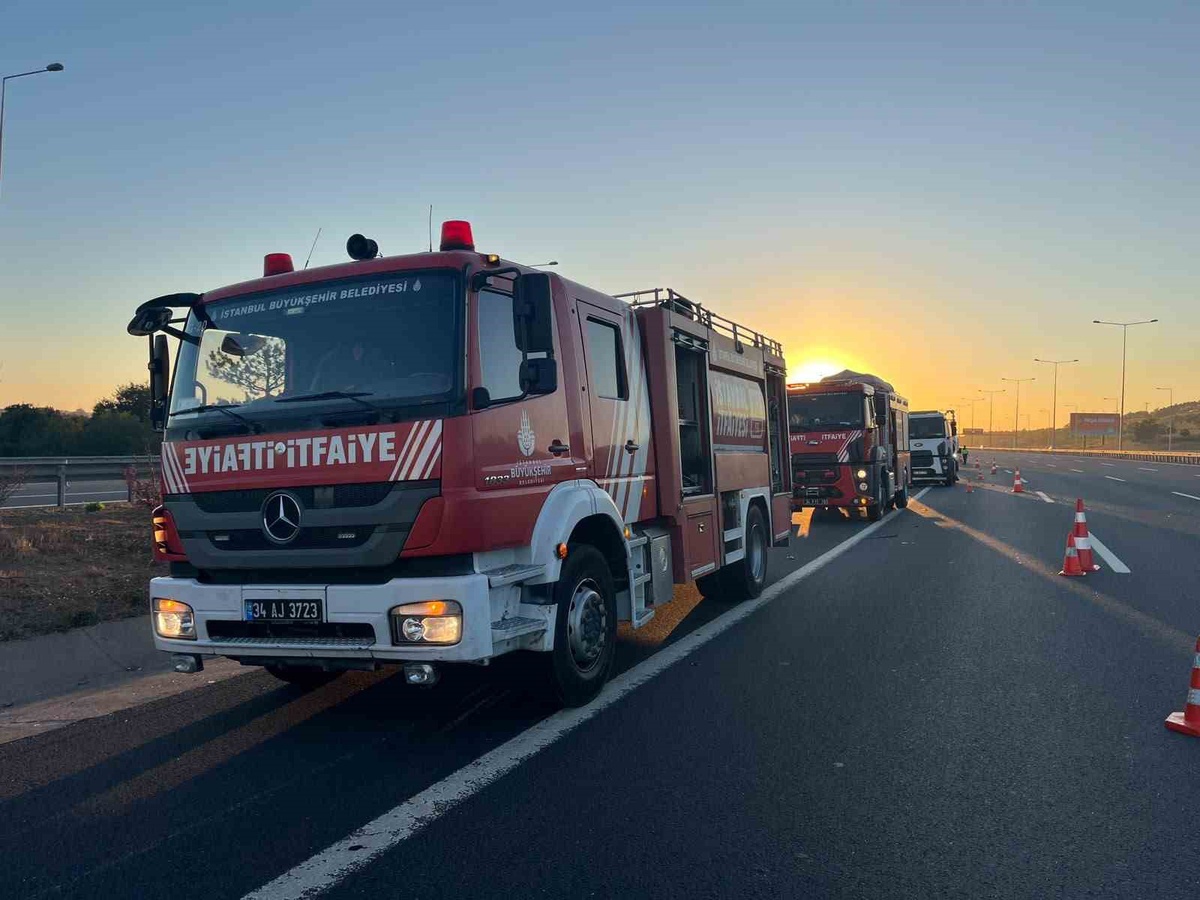 Arnavutköy\'de tır hafif ticari araca arkadan çarptı, 6 kişi yaralandı