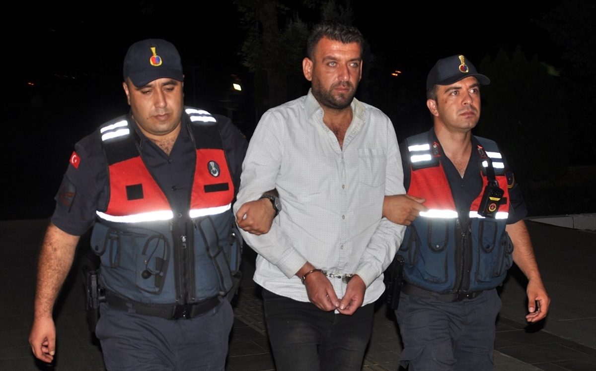 İzmir Beydağ\'da otomobilde av tüfeğiyle vurulmuş halde bulunan Şahin B. hayatını kaybetti