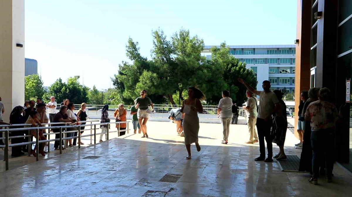 Antalya\'da KPSS\'ye yalın ayak koşarak gelen aday sınav kapısını saniyelerle kaçırdı