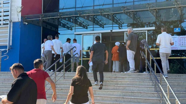 Karabük'te KPSS'ye giren adaylar erken saatlerde Karabük Üniversitesi'nde sınav heyecanı yaşadı