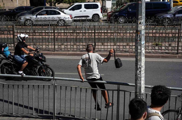 Karaköy'de yayalar bariyerli riskli yolu tercih edince ilginç görüntüler oluştu