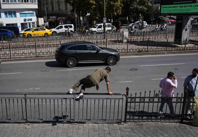 Karaköy'de yayalar bariyerli riskli yolu tercih edince ilginç görüntüler oluştu