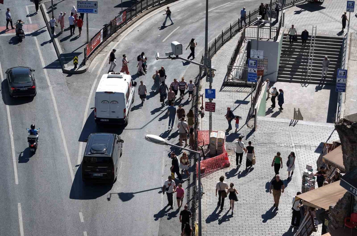 Karaköy\'de yayalar bariyerli riskli yolu tercih edince ilginç görüntüler oluştu