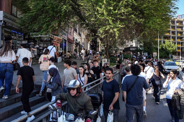 Karaköy'de yayalar bariyerli riskli yolu tercih edince ilginç görüntüler oluştu