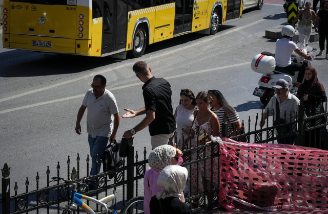 Karaköy'de yayalar bariyerli riskli yolu tercih edince ilginç görüntüler oluştu