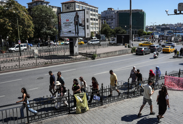 Karaköy'de yayalar bariyerli riskli yolu tercih edince ilginç görüntüler oluştu