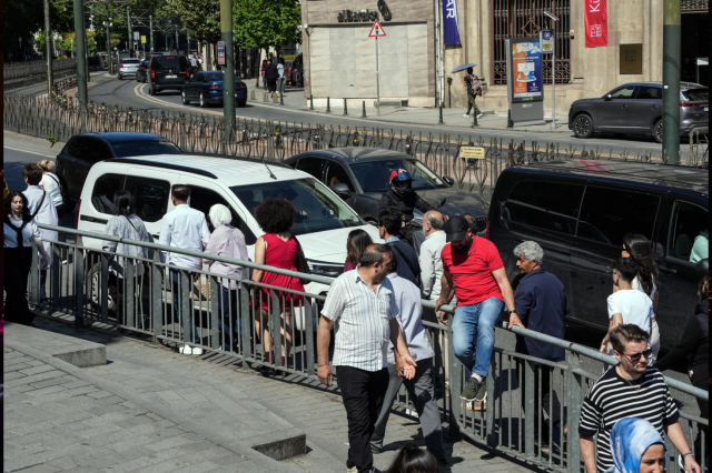 Karaköy'de yayalar bariyerli riskli yolu tercih edince ilginç görüntüler oluştu