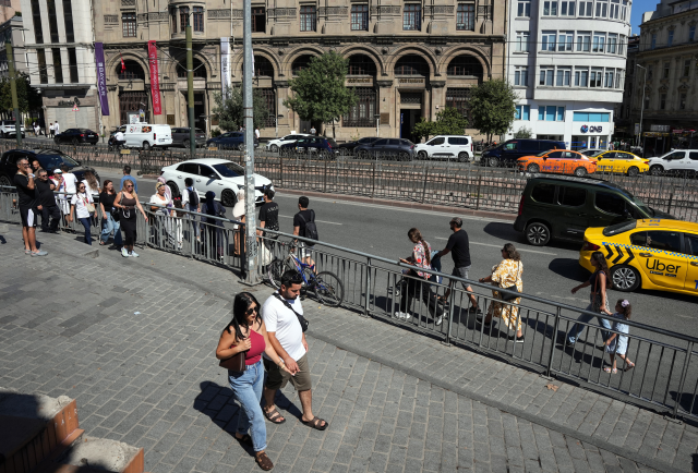 Karaköy'de bariyer krizi! Yolu kısaltmak için buldukları çözüm ölüme davetiye çıkarıyor