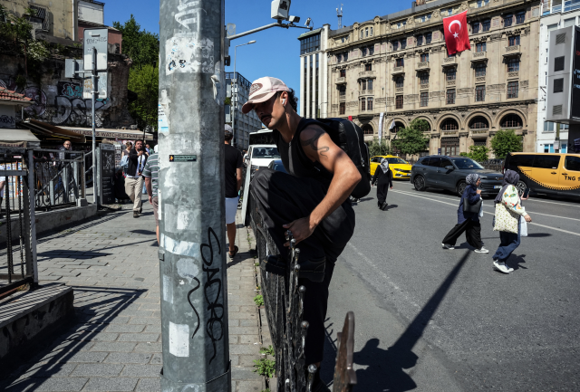 Karaköy'de bariyer krizi! Yolu kısaltmak için buldukları çözüm ölüme davetiye çıkarıyor