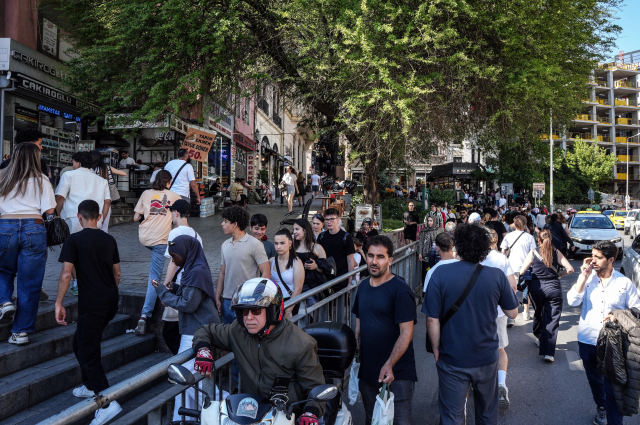 Karaköy'de bariyer krizi! Yolu kısaltmak için buldukları çözüm ölüme davetiye çıkarıyor