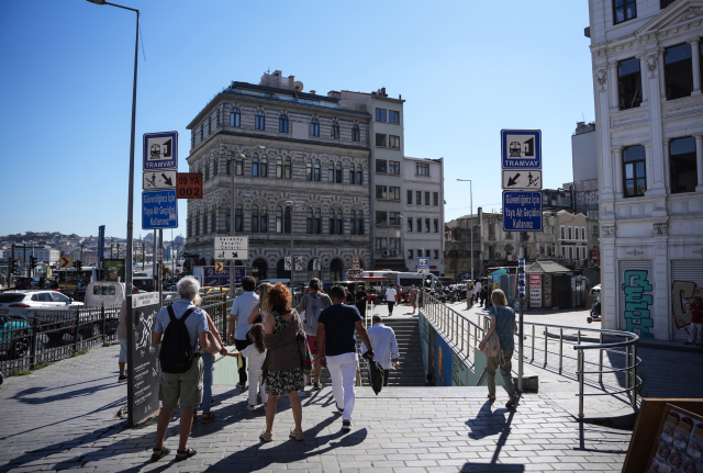 Karaköy'de bariyer krizi! Yolu kısaltmak için buldukları çözüm ölüme davetiye çıkarıyor