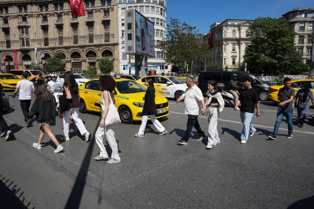 Karaköy'de bariyer krizi! Yolu kısaltmak için buldukları çözüm ölüme davetiye çıkarıyor