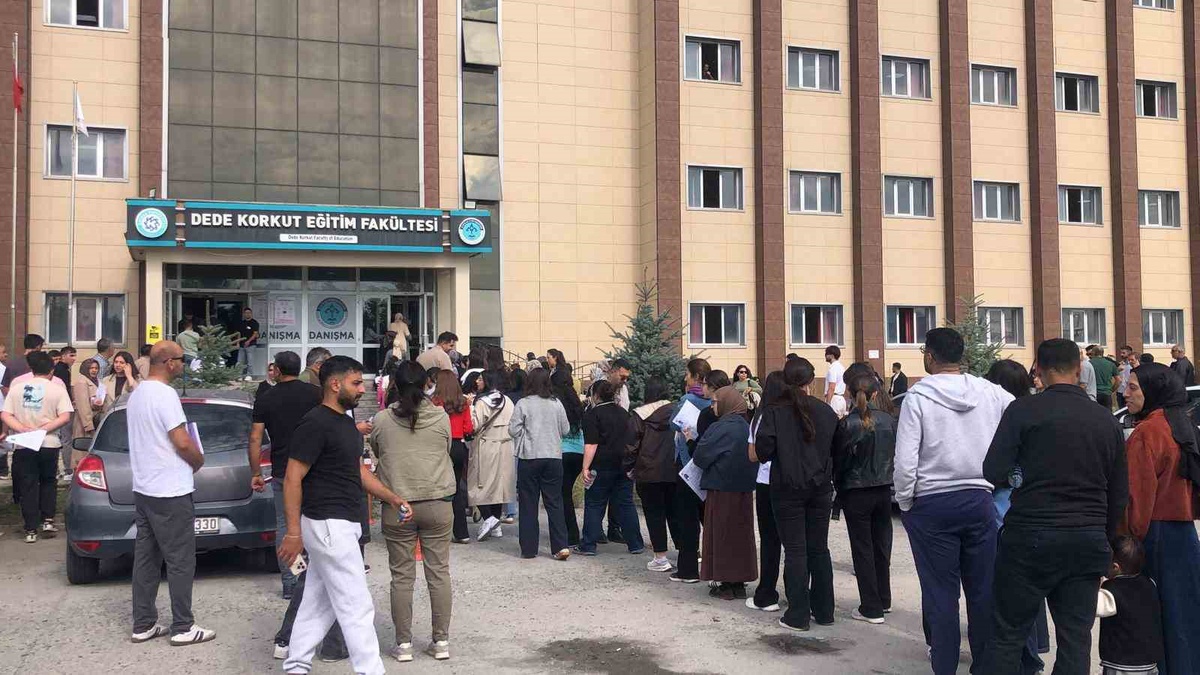 Kars\'ta KPSS Lisans oturumu öncesi adaylar okullara erken saatte akın etti