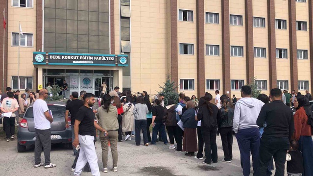 Kars'ta KPSS Lisans oturumu öncesi adaylar okullara erken saatte akın etti