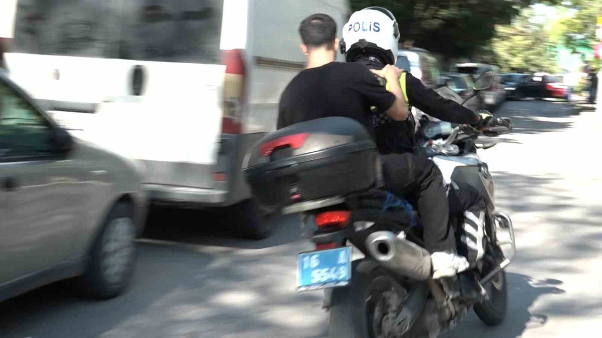 KPSS\'de kimliğini unutan genci motosikletli polis sınava yetiştirdi