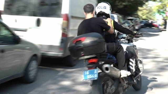 KPSS'de kimliğini unutan genci motosikletli polis sınava yetiştirdi