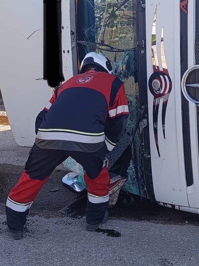 Hatay Kırıkhan'da hafriyat kamyonu devrildi, sürücü yaralandı