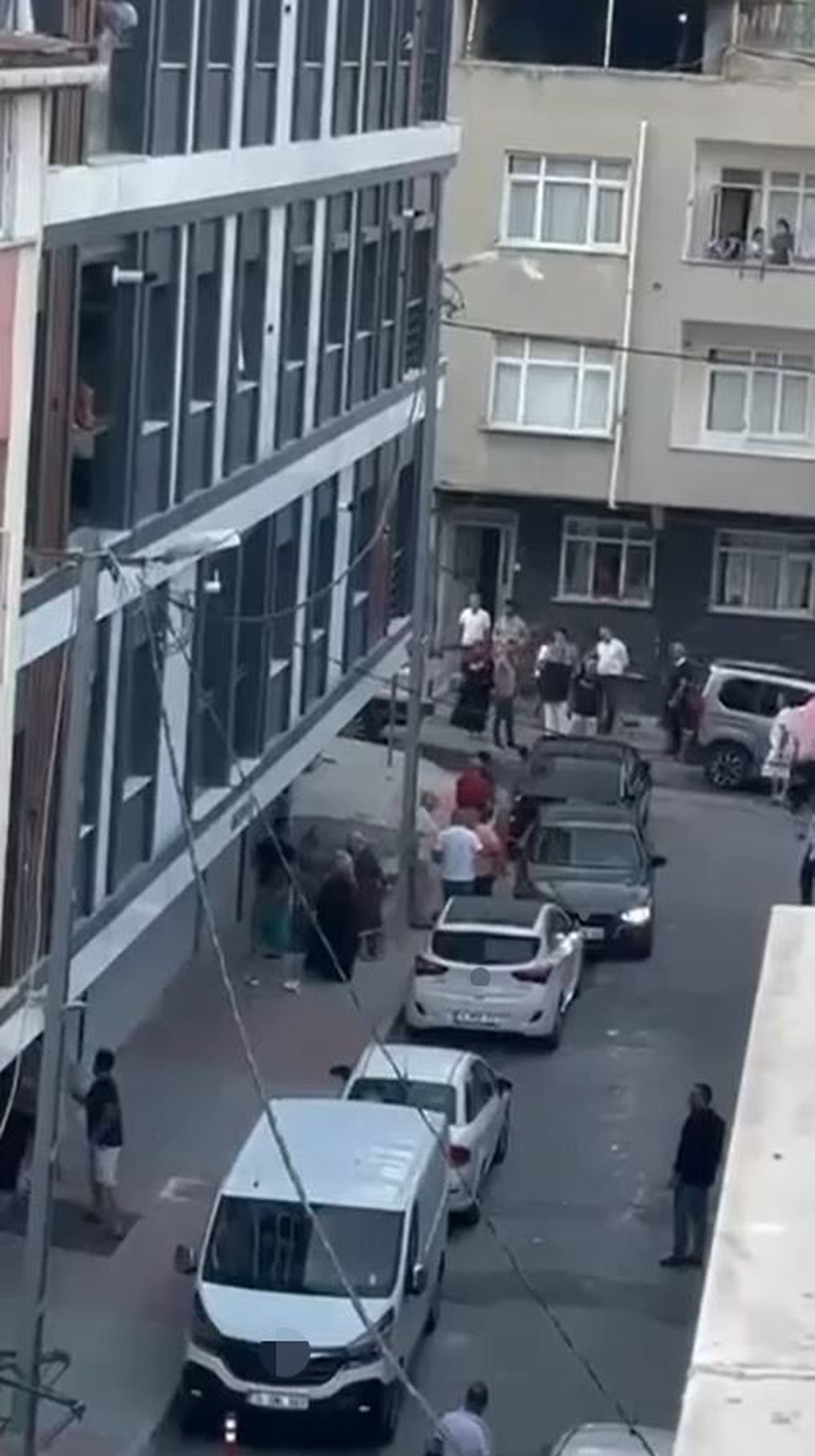 Küçükçekmece\'de silahlı kavgada yoldan geçen 11 yaşındaki çocuk ve bir kişi yaralandı