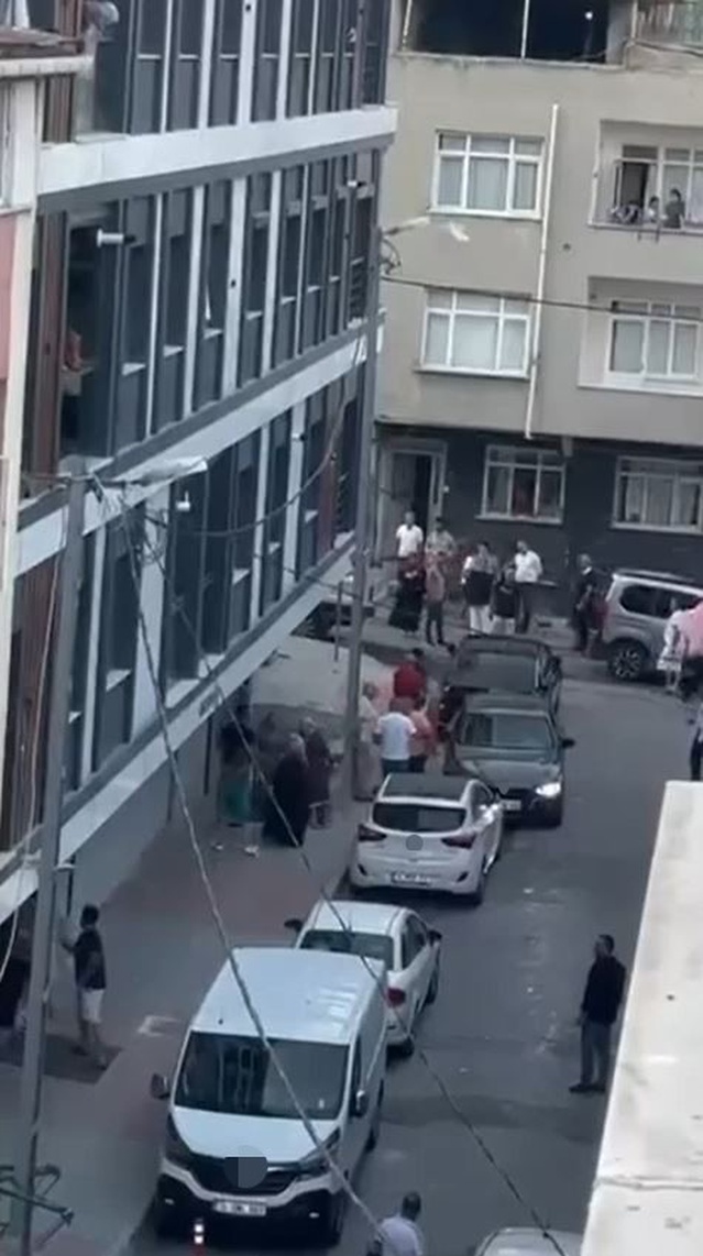 Küçükçekmece'de silahlı kavgada yoldan geçen 11 yaşındaki çocuk ve bir kişi yaralandı