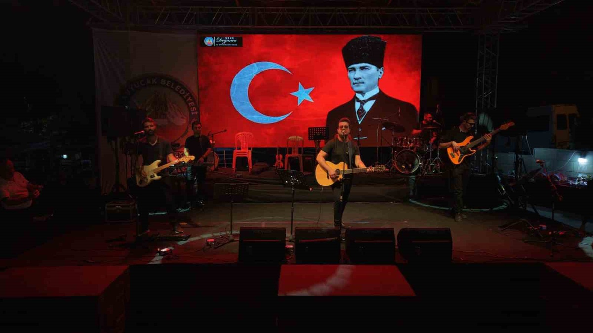 Kuyucak\'ta Kurtuluş Coşkusu 104. Yılda Doyasıya Yaşandı