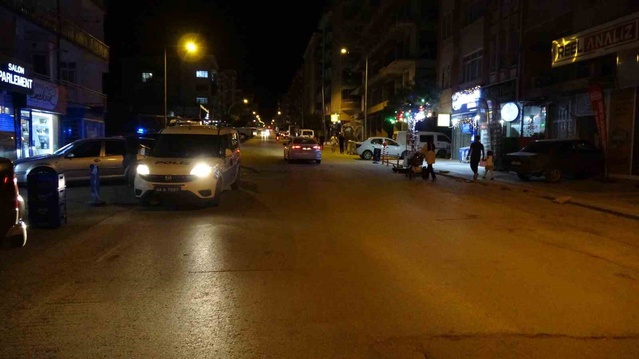 Malatya'da otomobil park halindeki araçlara çarpıp dershaneye girdi; kaza kamerada
