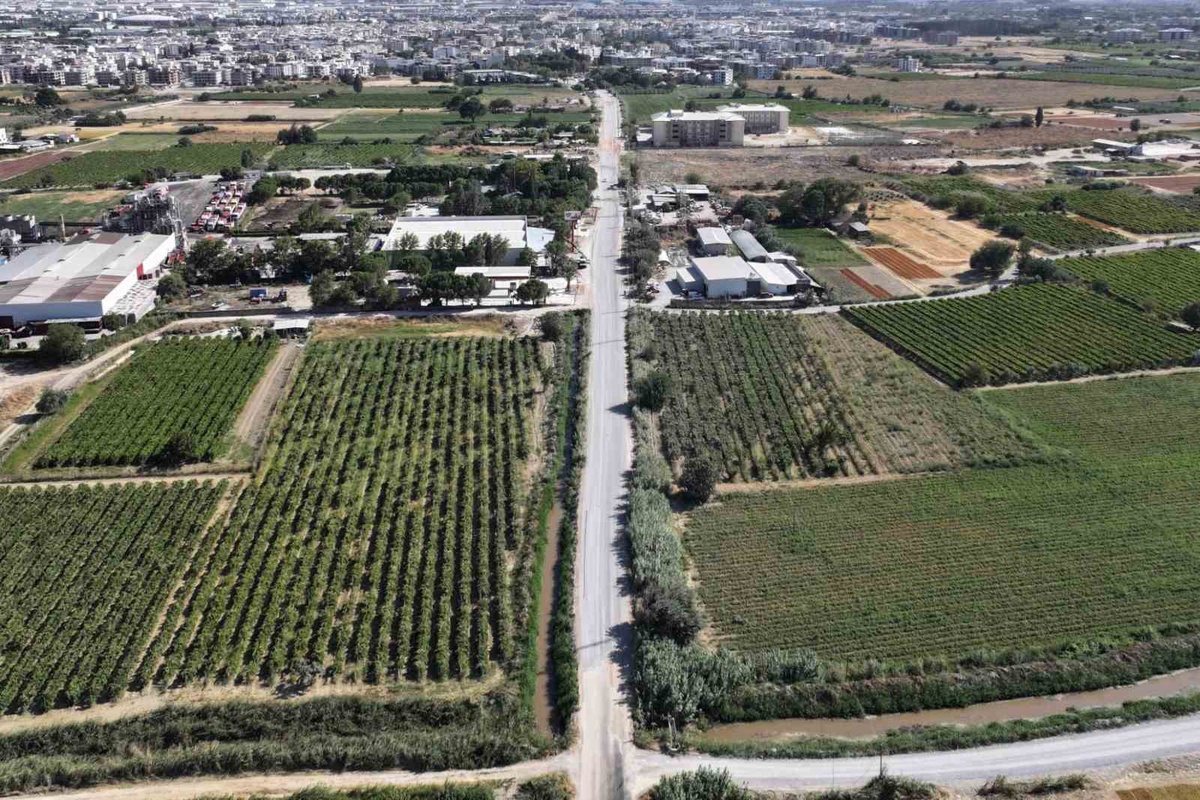 Manisa Büyükşehir Belediyesi, Muradiye\'de yol kaplama çalışması başlattı