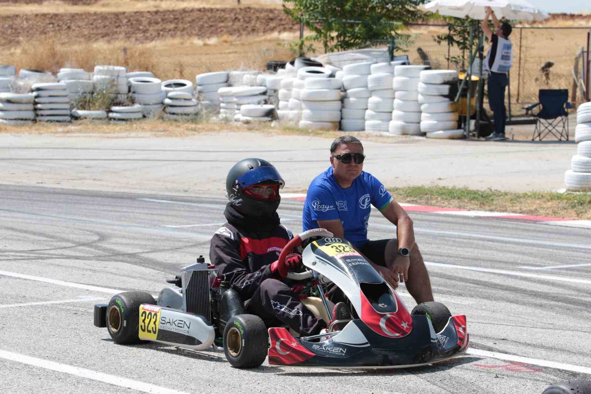 Uşak\'taki Türkiye Karting Şampiyonası 5. ayak yarışlarında 45 sporcu kıyasıya mücadele etti
