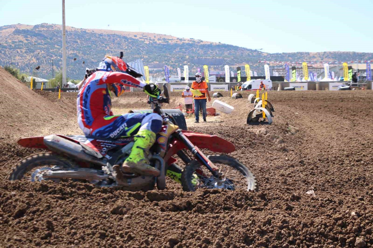 Hollandalı Jeffrey Herlings, MXGP'nin Afyonkarahisar'daki yarışını kazanarak şampiyon oldu