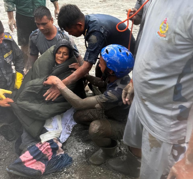 Nepal'de sel felaketinden 10 gün sonra 64 yaşındaki kadın sağ kurtarıldı