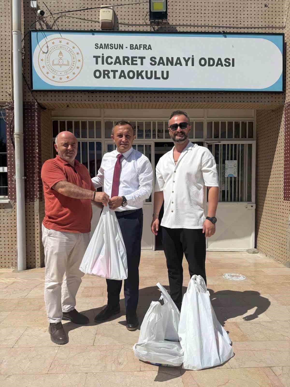 Bafra\'da dernek öğrencilere kırtasiye yardımı yaptı, malzemeler okula teslim edildi
