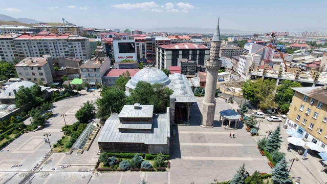 Erzurum'daki tarihi Murat Paşa Camii'nin 25 metrelik minaresi dikkat çekiyor