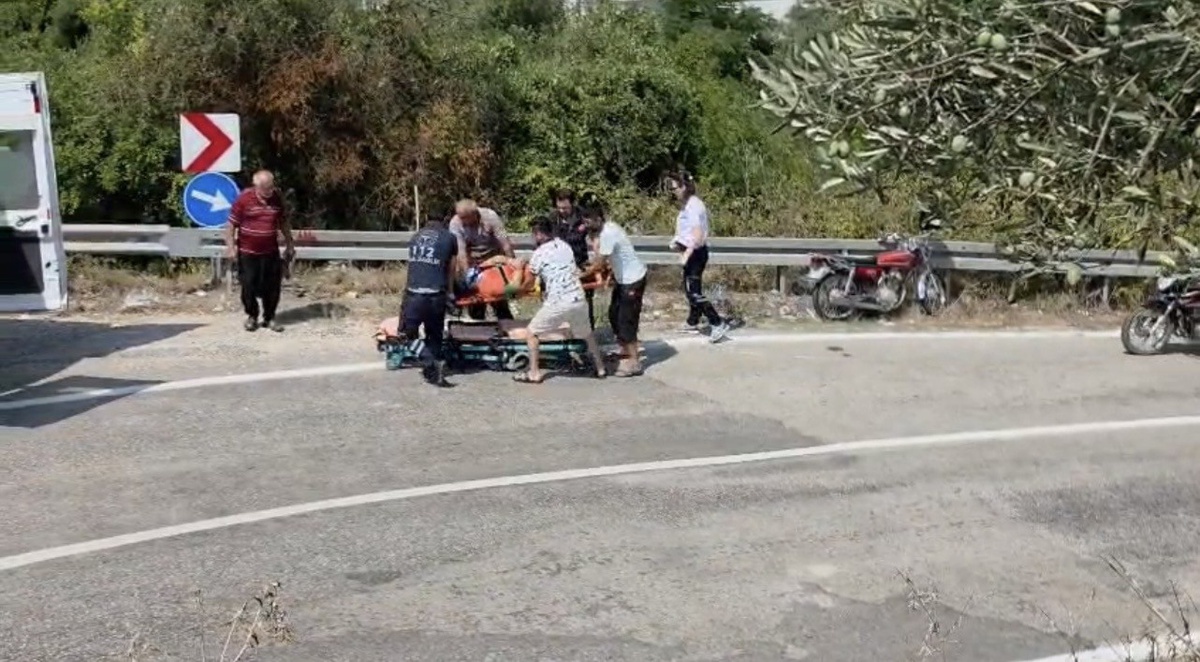 Osmaniye Kadirli\'de motosiklet bariyere çarptı, 2 kişi yaralandı