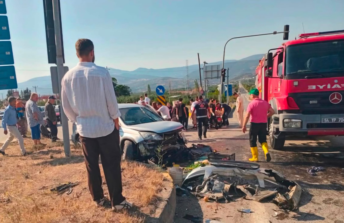Sakarya Geyve\'de kafa kafaya çarpışan iki araçtaki 6 kişi yaralandı