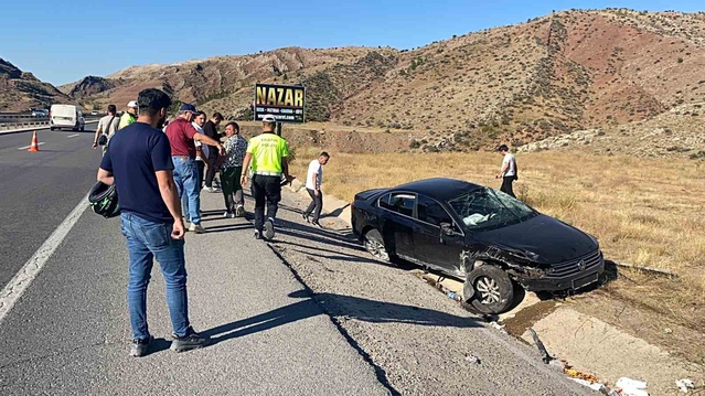 Sivas'ta otomobil şarampole çıktı, 5 kişi yaralandı