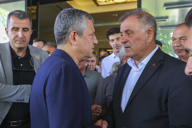 Özgür Özel, babasını kaybeden İBB Başkan Vekili Nuri Aslan'a taziye ziyareti gerçekleştirdi