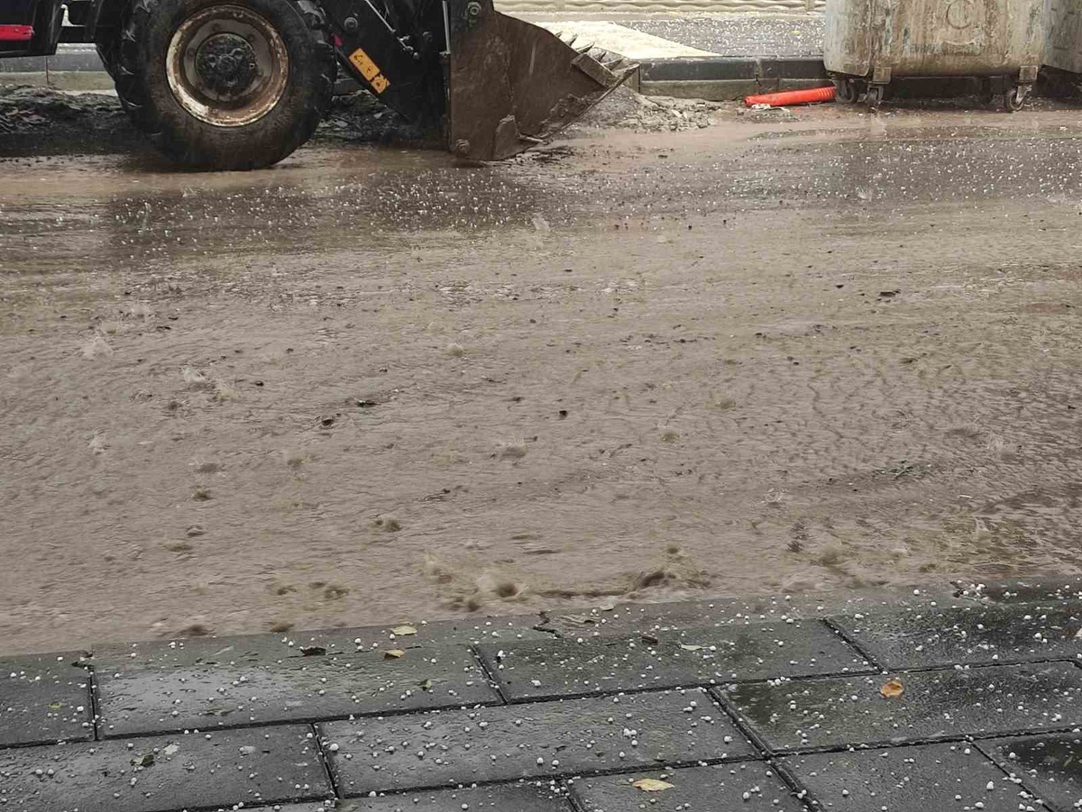 Ardahan\'da sağanak ve dolu ulaşımı aksattı, tarım arazileri zarar gördü