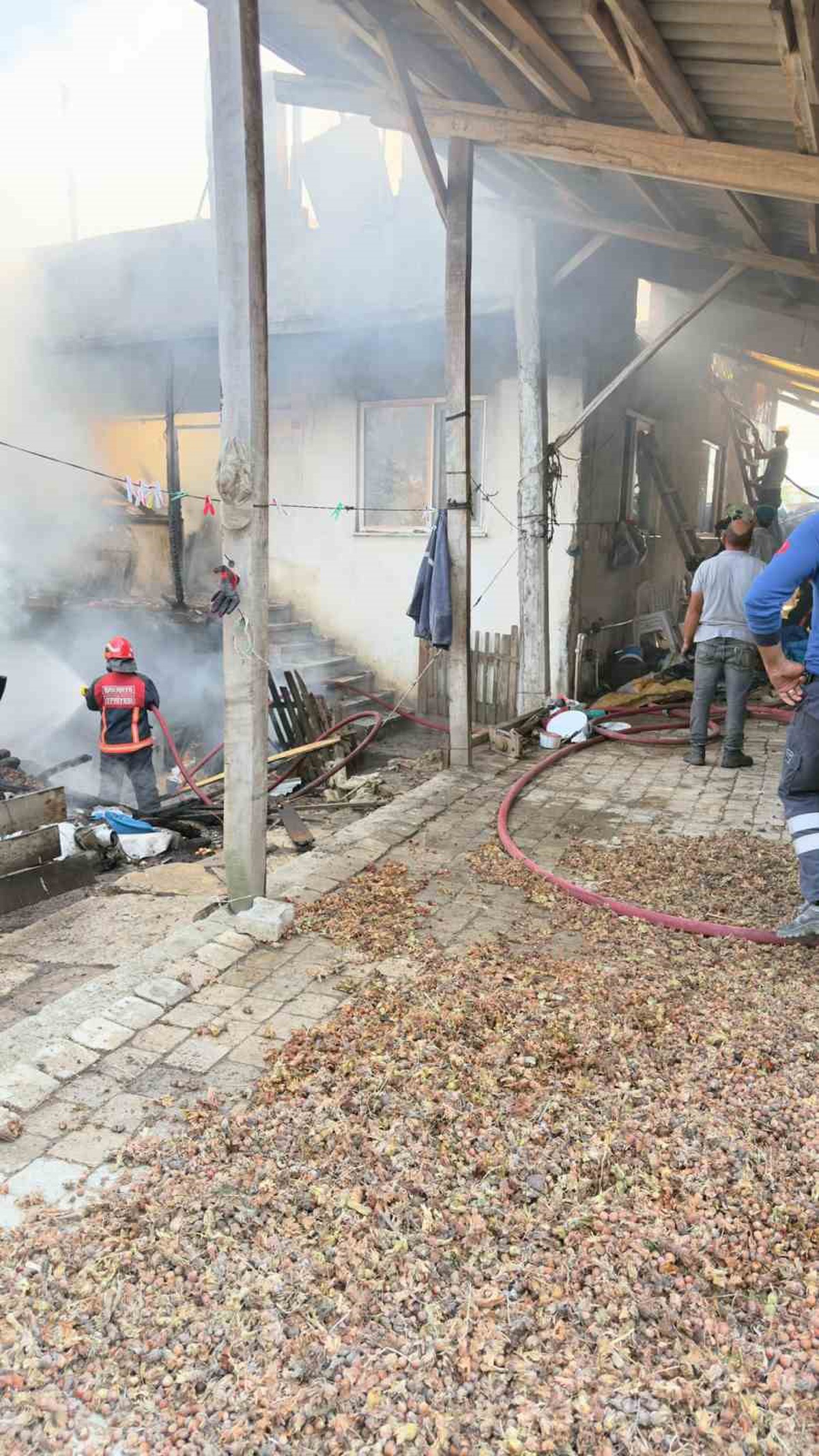 Sakarya Kaynarca\'da iki katlı evde yangın çıktı, ekipler alevleri hızla söndürdü